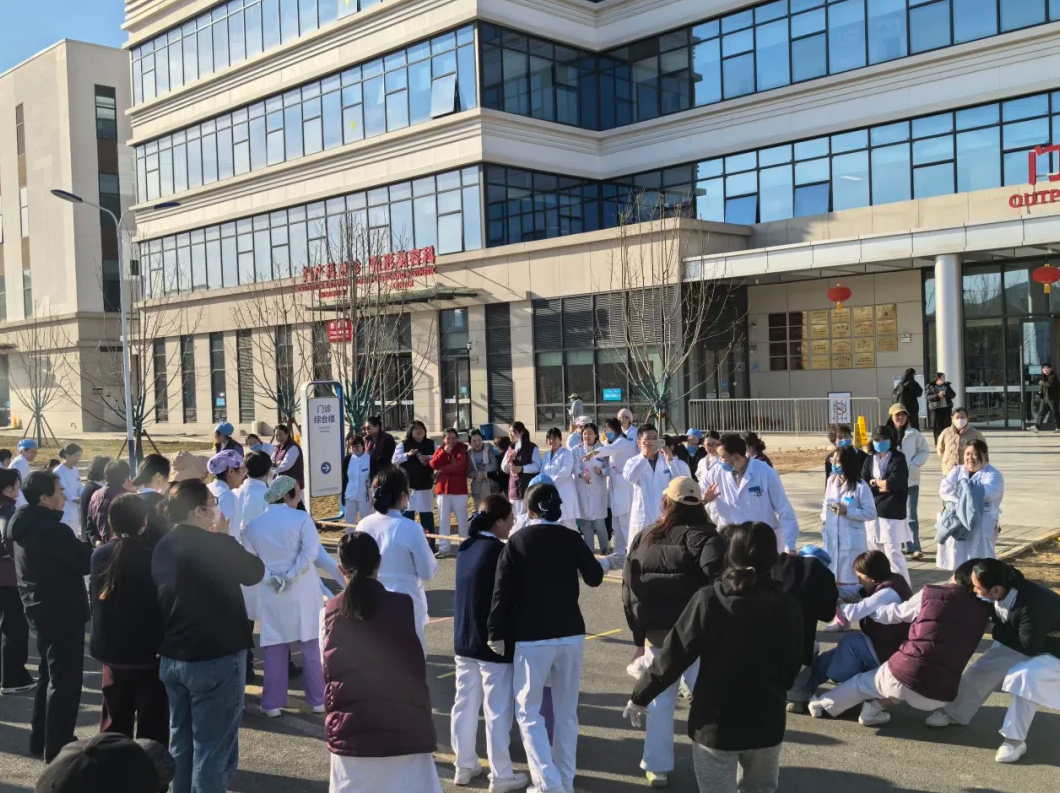 凝心聚力，“绳”采飞扬——海淀区妇幼保健院组织“三八妇女节”职工拔河比赛